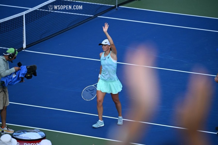 其中男子撑 其中男子撑